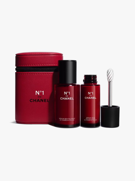 Chanel No. 1 de Chanel Expert Revitalizing Serum Duo in two branded components on a light gray background